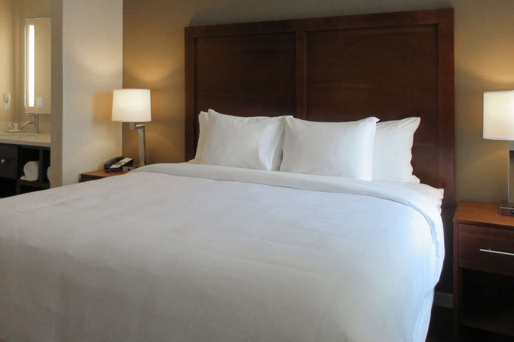 Comfort Inn & Suites Near Ontario Airport Номер фото